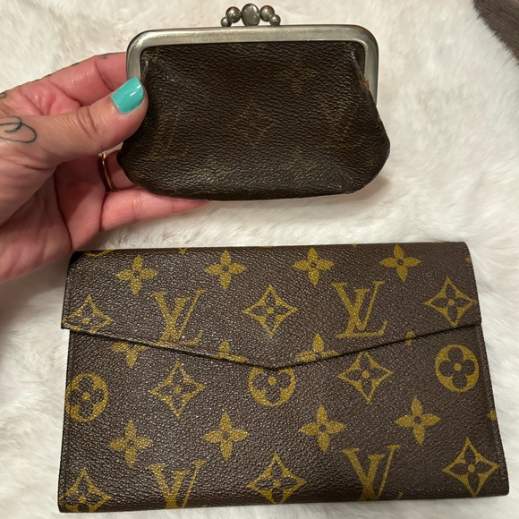 Louis Vuitton - Picture 1 of 13